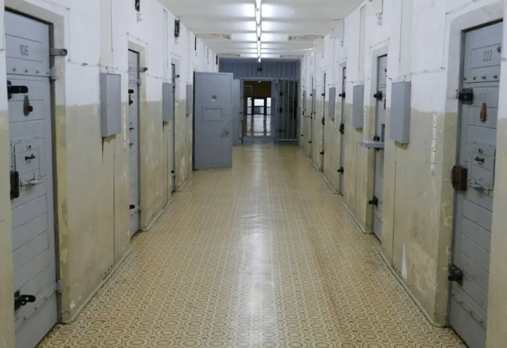 Condamnat la 2 ani şi 7 luni închisoare pentru săvârşirea infracțiunilor de evadare şi trafic de droguri de risc, depistat de polițiști și încarcerat în penitenciar