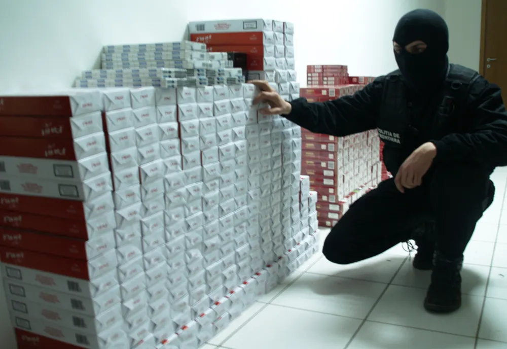 Ar fi deconectat camerele de supraveghere și ar fi sustras 200 de cartușe cu țigarete