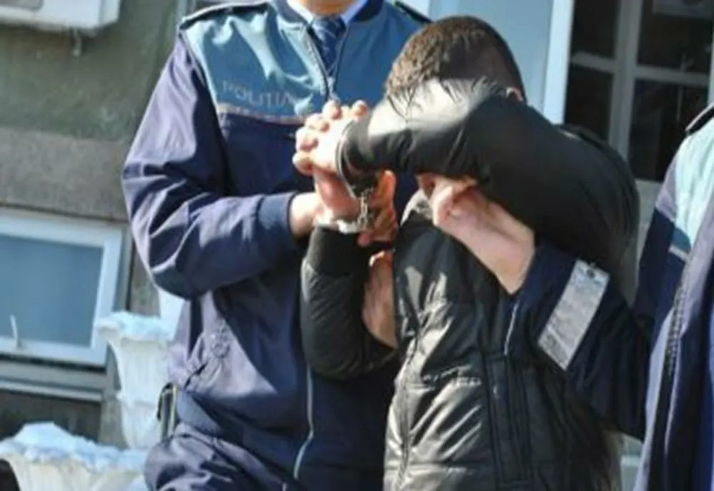 Minor bănuit de furt din locuință, prins de polițiștii din Gura Teghii