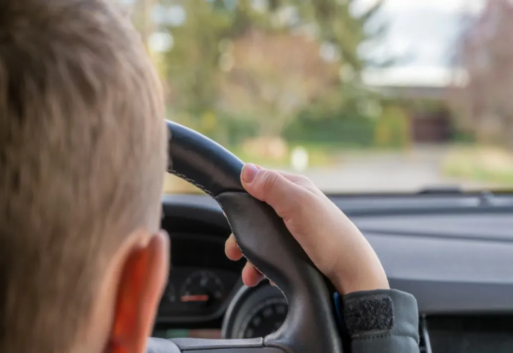 Un adolescent de 15 ani din comuna buzoiană Pârscov s-a lăudat pe rețelele de socializare că se plimbă cu mașina și s-a ales cu dosar penal