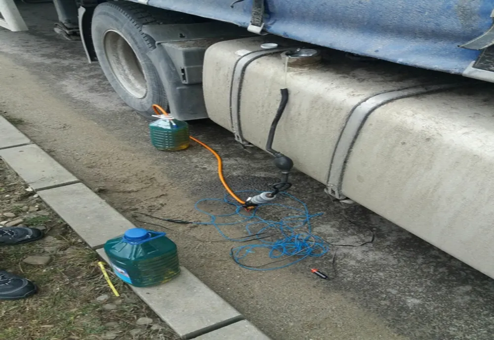 Flagrant delict- depistat de polițiști în timp ce sustrăgea carburant	