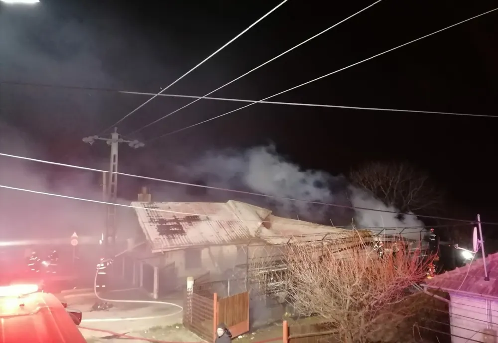 Foto+video: Incendiu la o locuință din satul Cândești, comuna Vernești, din județul Buzău. Incendiul s-a extins și la o locuință vecină