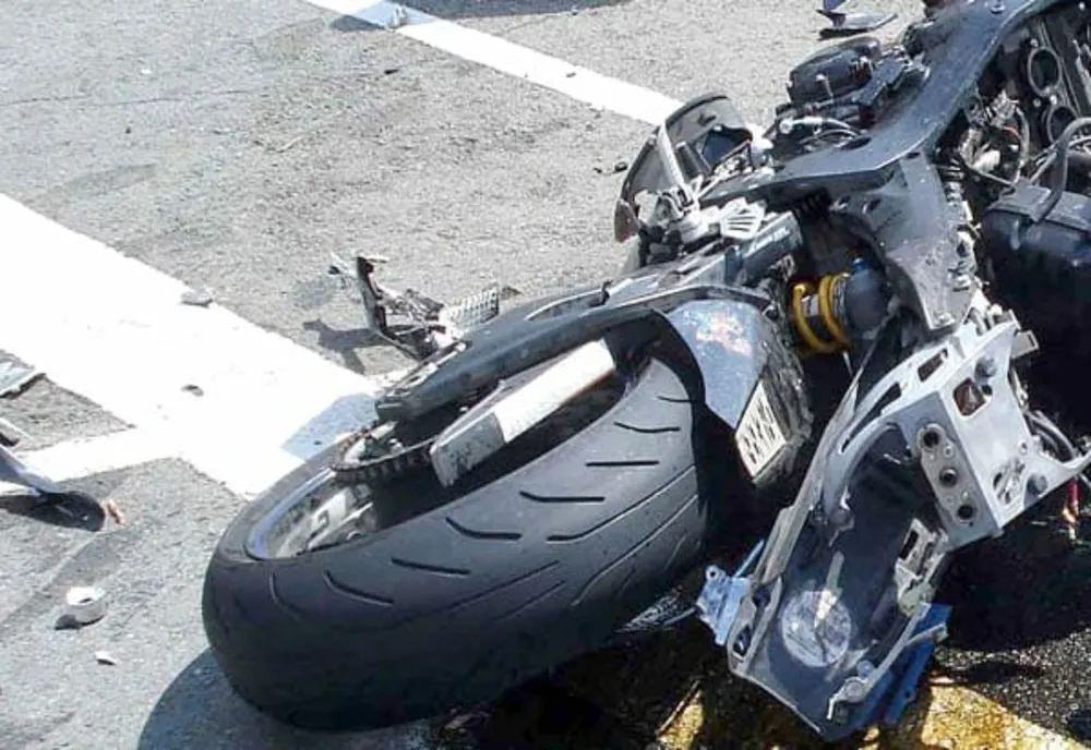 Un motociclist a intrat în stâlpii de separare a benzilor de circulație de pe strada Transilvaniei din municipiul Buzău