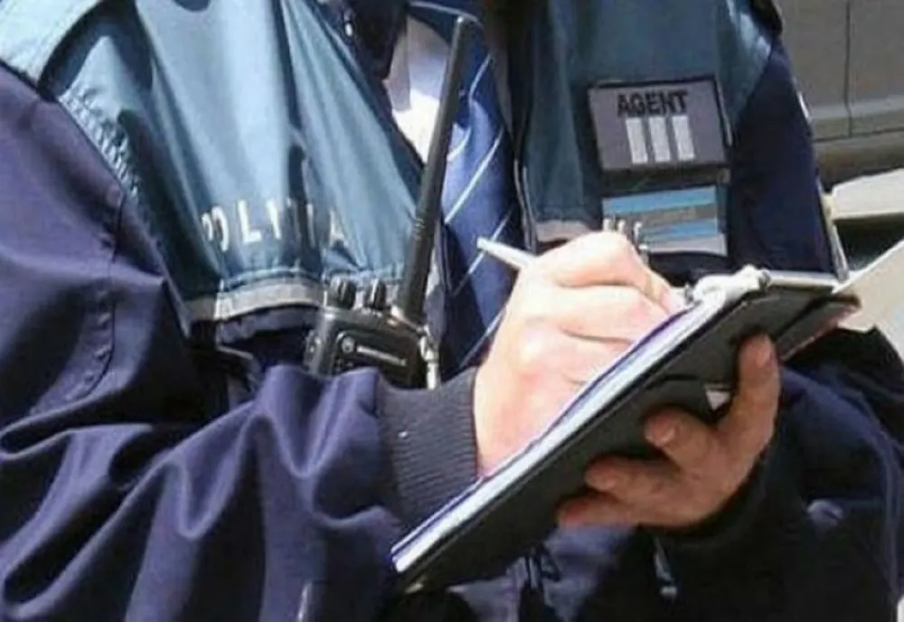 Tânăr de 18 ani reținut de polițiști după ce, neavând permis de conducere, a avariat două autoturisme staționate