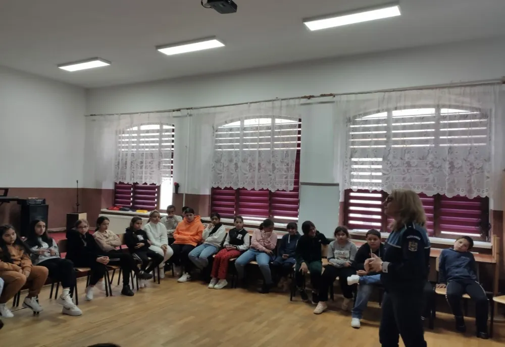 Dezbateri ale poliţiştilor de la siguranţă şcolară cu elevii de gimnaziu, pentru un climat în siguranță