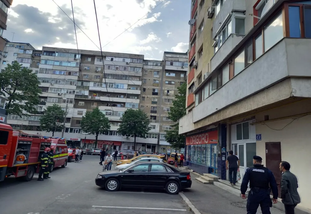 Și-a bătut concubina pe stradă, apoi s-a încuiat în casă și a amenințat că se sinucide