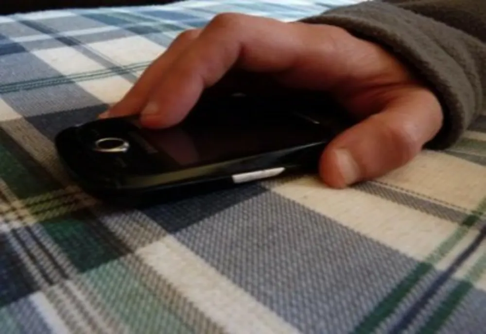 Un copil de 9 ani i-a furat telefonul mobil unei femei în vârstă de 74 de ani