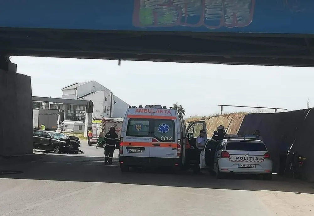 Accident cu trei persoane rănite pe breteaua de sub podul de la Mărăcineni