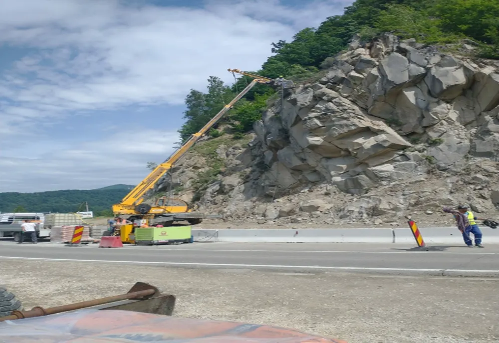 Lucrări de punere în siguranță a versantului pe DN10, zona barajului Siriu, județul Buzău