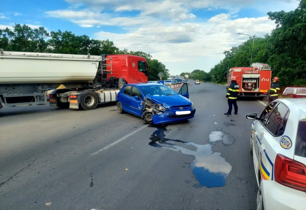 Coliziune între un autoturism și un autocamion la intersecția Calea Eroilor cu Șoseaua Nordului, din municipiul Buzău