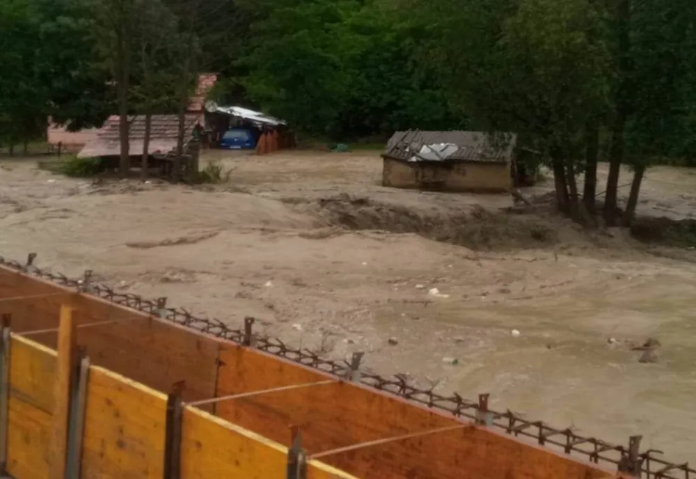 VIDEO+FOTO Mai multe localități din județul Buzău au fost afectate de ploile torențiale. Drumuri, poduri și zeci de gospodării au fost inundate