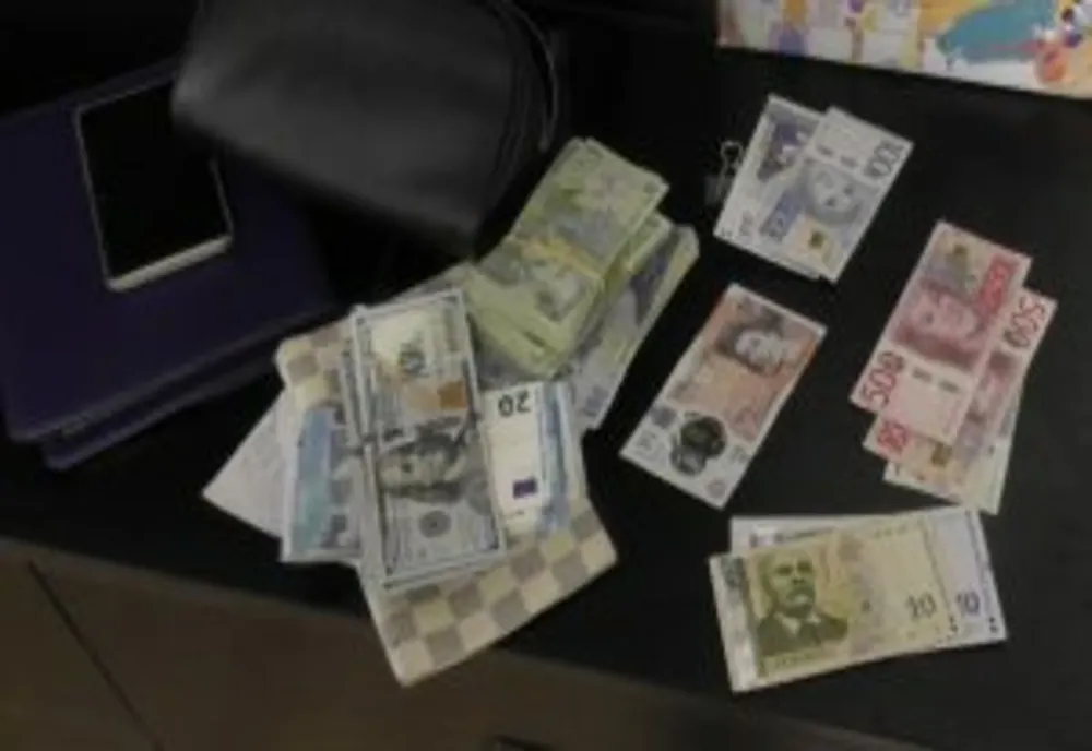 Agenți de poliție suspectați că ar fi administratori ai unor societăți comerciale