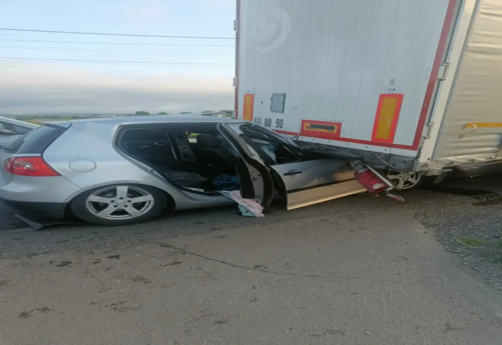 A întrat cu mașina in TIR-ul din fața sa