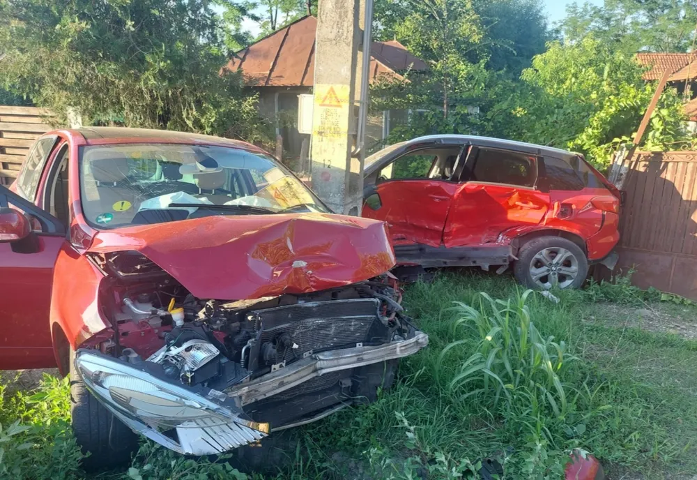 A pierdut controlul volanului și a intrat într-un autoturism staționat