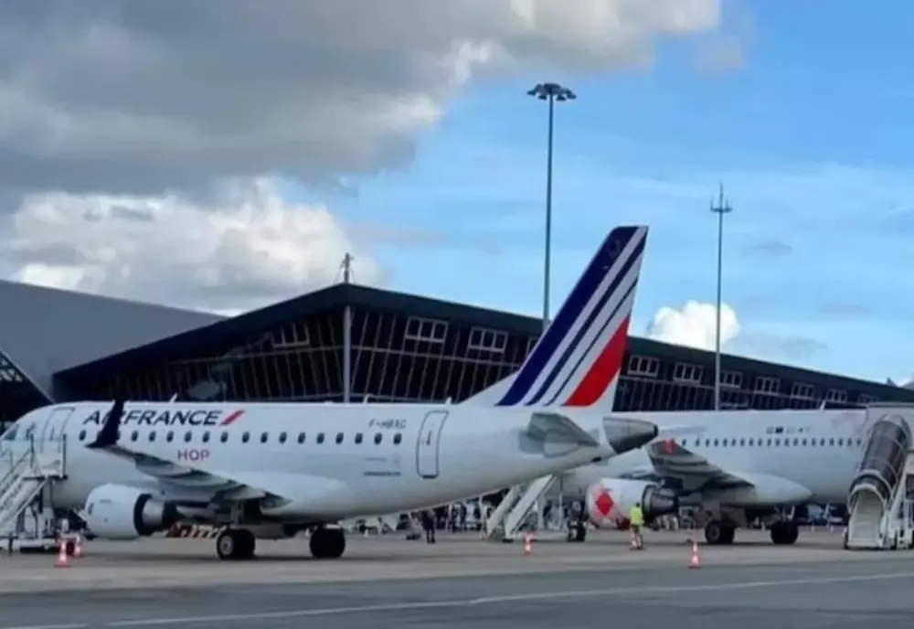 Două incidente aeriene la Cluj: aterizare refuzată din cauza ninsorii și avion redirecționat după un impact cu un stol de păsări
