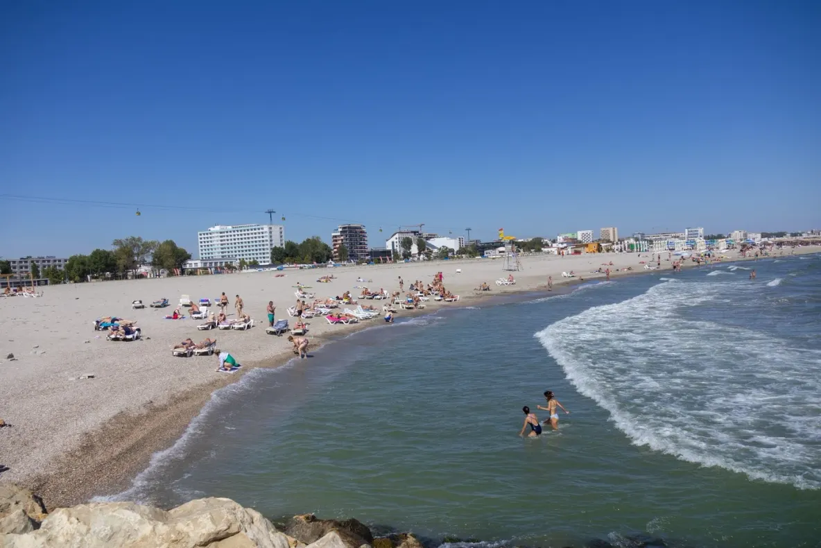 Litoralul a fost luat cu asalt de Rusalii! Zeci de mii de turiști au umplut stațiunile de la Marea Neagră