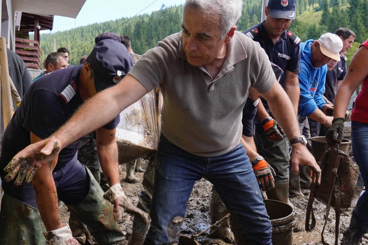 Ora 12:00, Călin Georgescu plantează în direct copaci, la Televiziunea Poporului, și îi cheamă pe români să-i fie alături