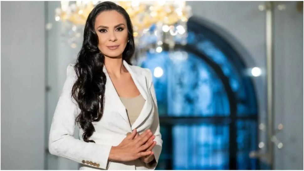 Alexandra Păcuraru, protest pașnic în fața catedralei din Constanța. Mesaj de forță pentru toți românii: „Binele va ajunge întotdeauna, minciuna are picioare scurte”