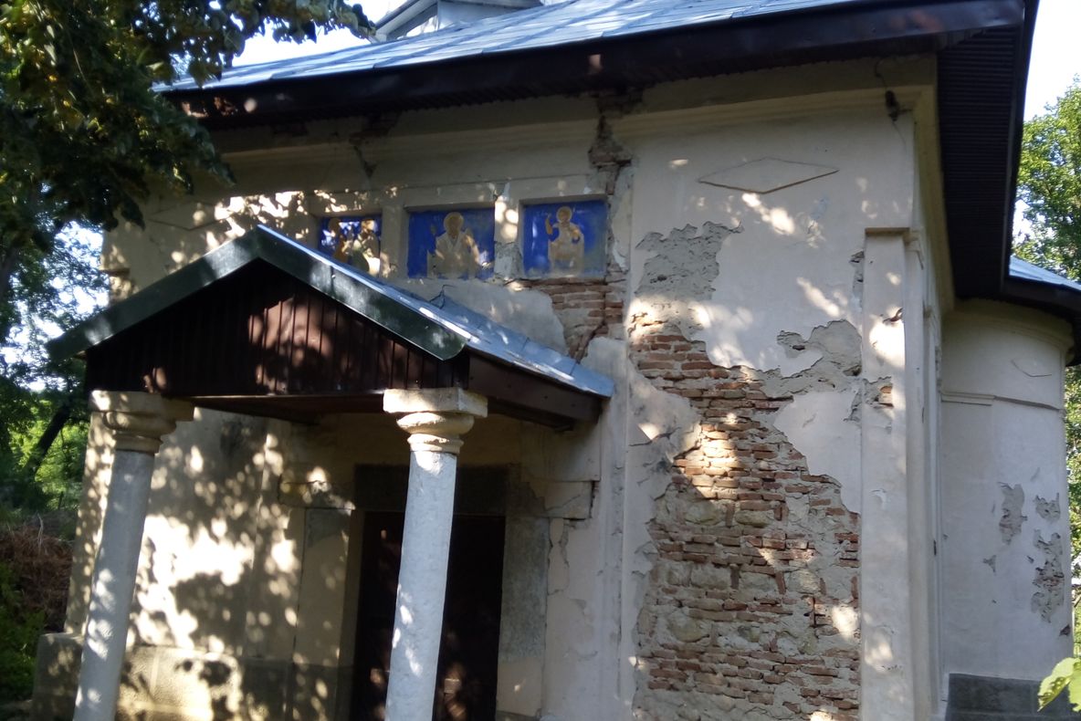 Reportaj de week-end. Biserica parasita de la 20 de kilometri de oras