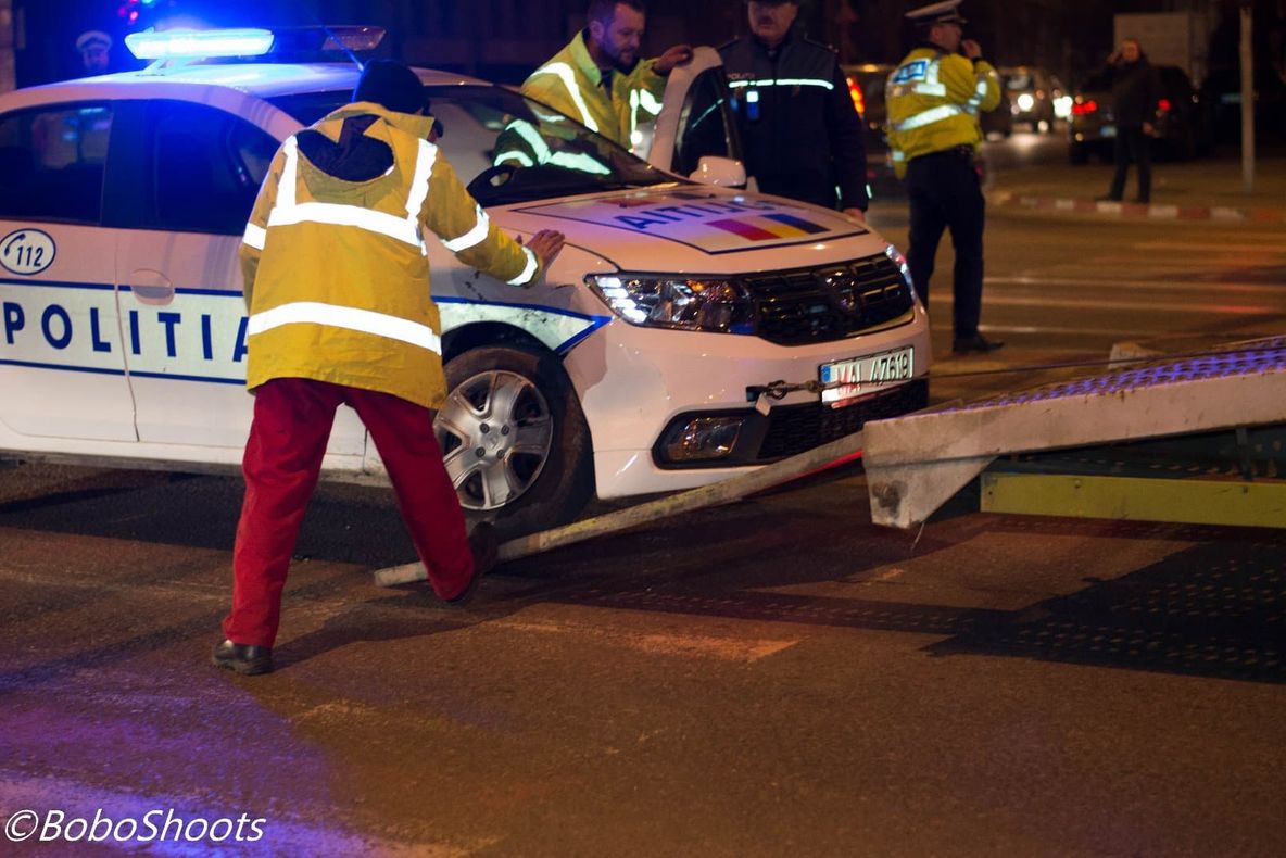 A tamponat mașina poliției