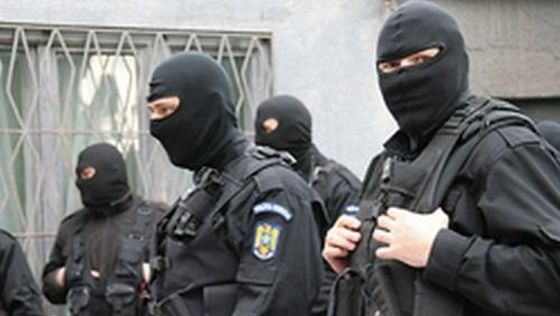 Individ periculos, reținut după o urmărire pînă la Sinaia