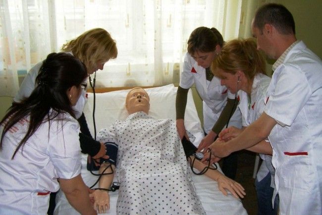 Controale la școlile de asistente, după scandalul cadrelor medicale false