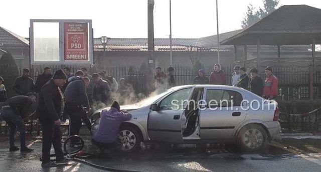 Video Șoferiță panicată, după ce i-a luat foc mașina