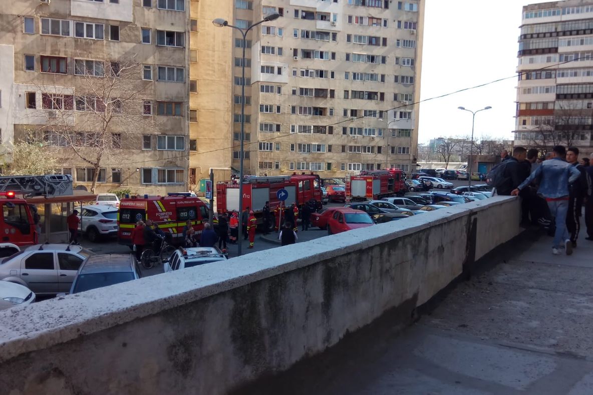 Locatari evacuați și o duzină de echipaje ISU pe Unirii Nord