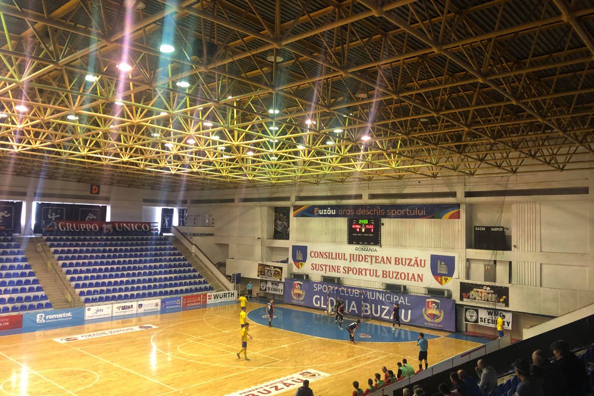 Scor de tenis, administrat de Gloria la futsal