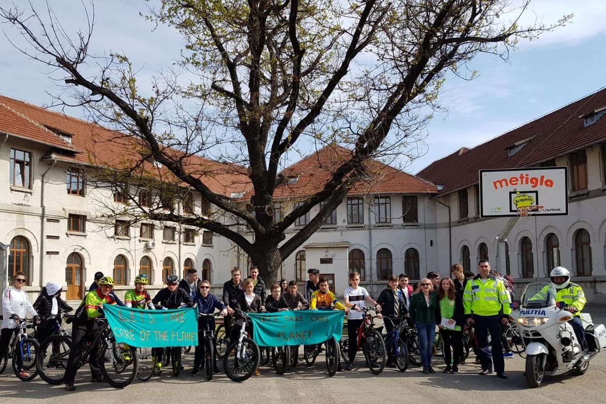 Elevii de la Pedagogic atrag atenţia asupra faptului că oraşul este blocat şi poluat de maşini