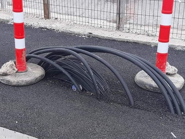 Minune pe un trotuar din Buzău. Din asfalt cresc, peste noapte, cabluri