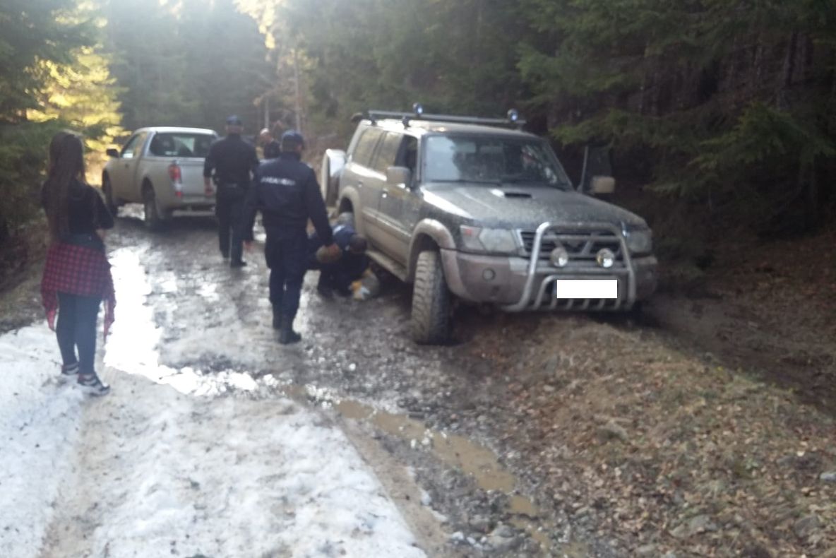 Mașină blocată în noroi, scoasă la asfalt de jandarmi