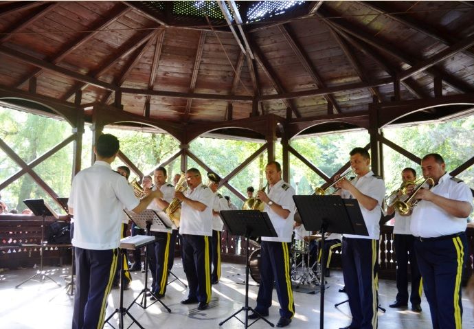 Concert de promenadă, în foișorul din Crîng