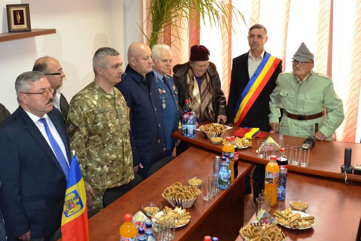 Veteran de război, sărbătorit cu ocazia centenarului. Are o memorie fantastică și este văzut ca un manual de istorie