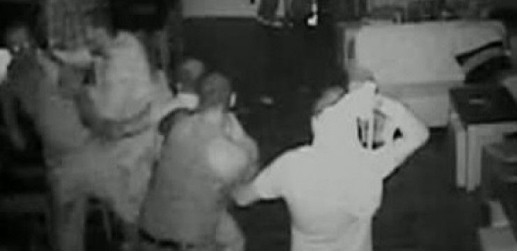 Atac cu bîte, la un bar de pe Unirii. Un buzoian a ajuns la spital