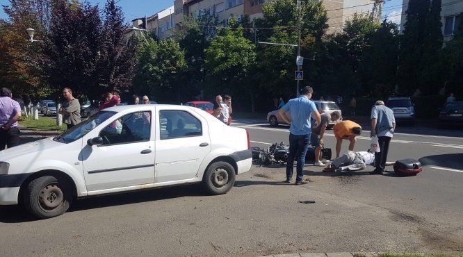 Motociclist de 18 ani, accidentat grav de un sexagenar pe un bulevard din Buzău