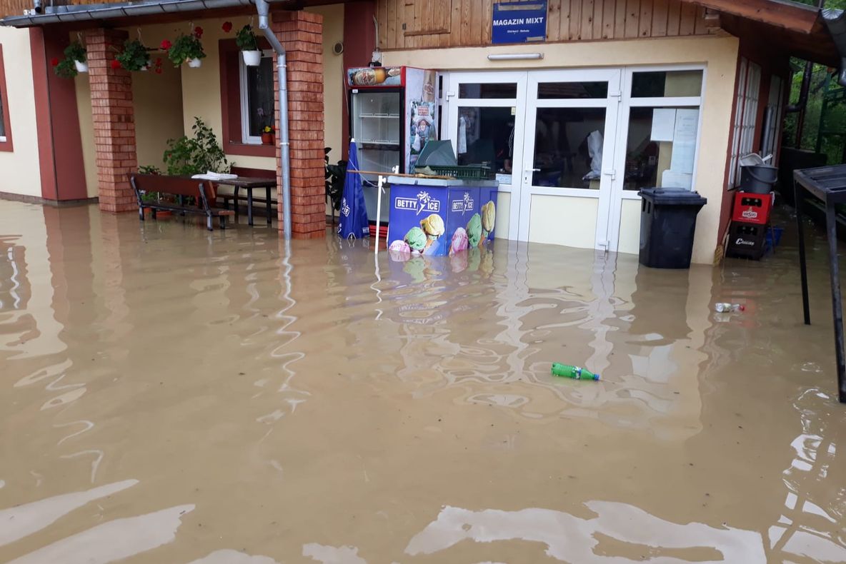 Satul Chirlești, afectat de inundații. Curțile și casele oamenilor, sub apă