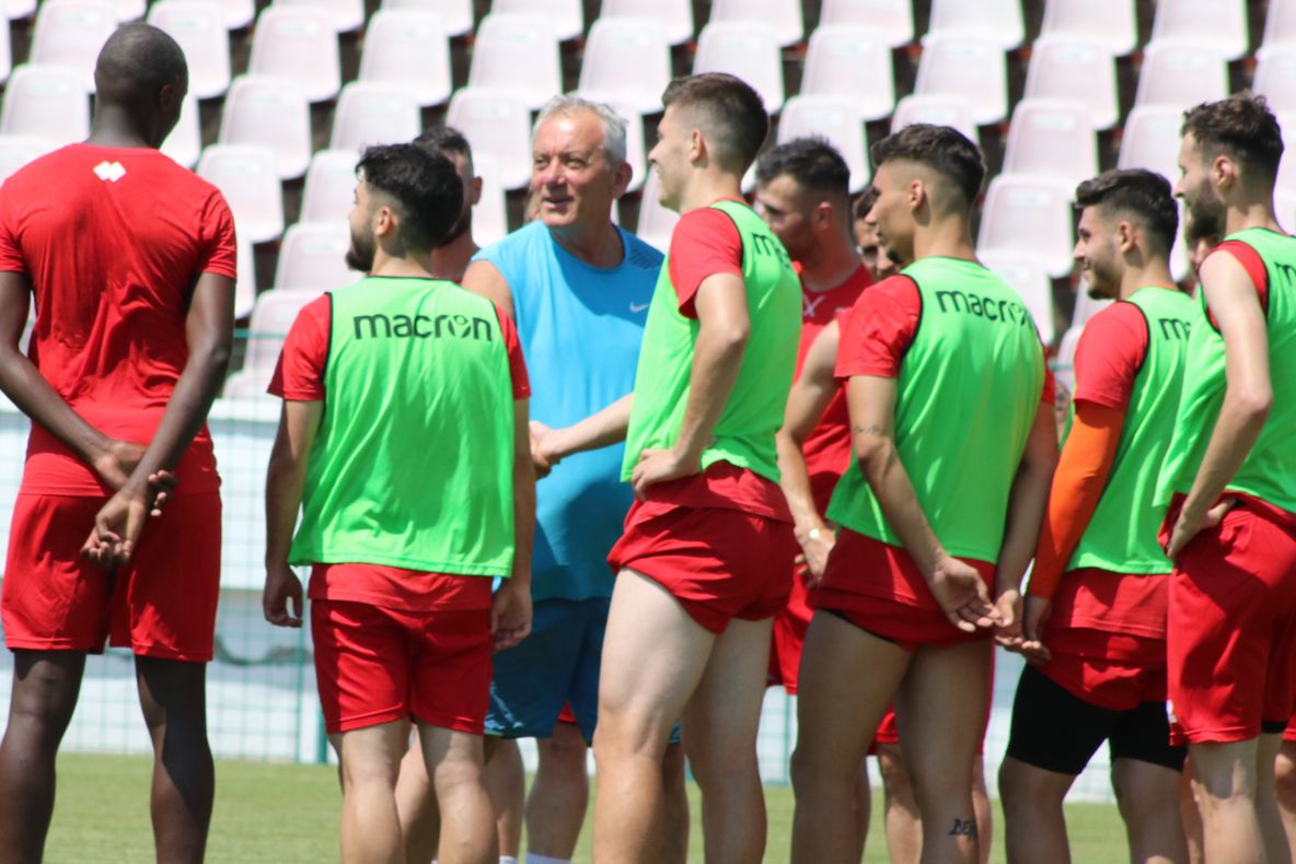 Gloria, reunire cu doar 19 jucători