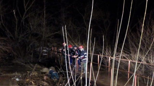 Pompierii și jandarmii, operațiune de decolmatare a barajului de apă de la Crevelești