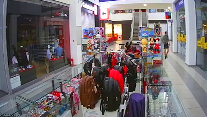 Video Surprins șterpelind, de o cameră de supraveghere