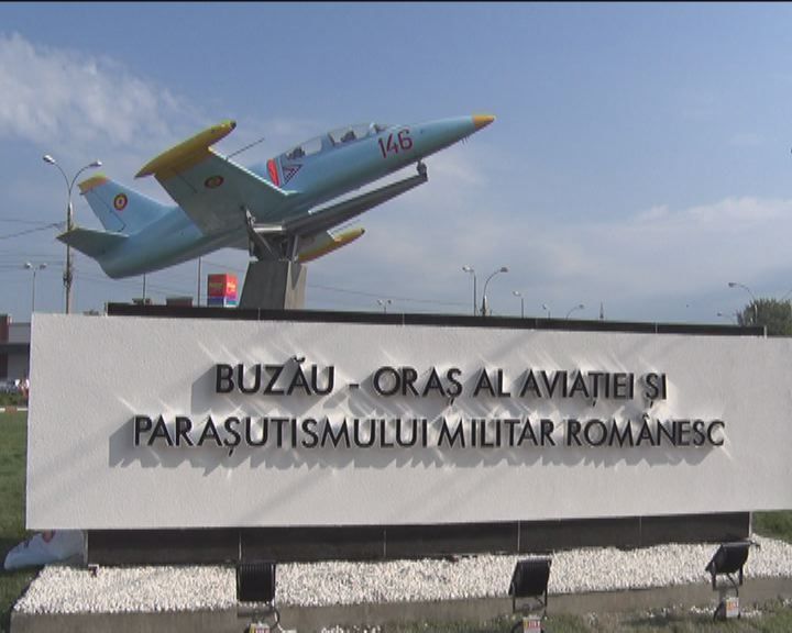 Inaugurare cu fast, a Monumentului Aviației și Parașutiștilor