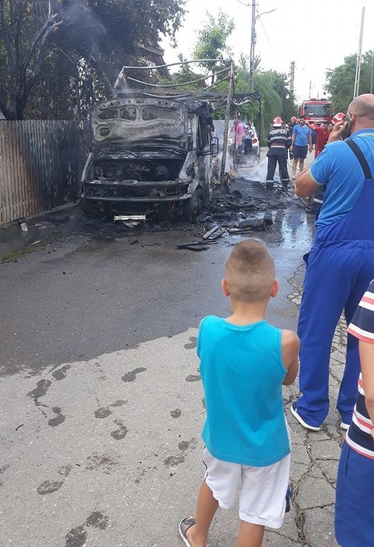 Autoutilitară mistuită de flăcări, în doar cîteva minute