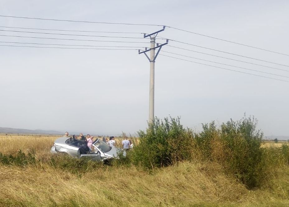 Accident grav între intersecția cu Lipia și Popasul Merei. Trei persoane sunt rănite