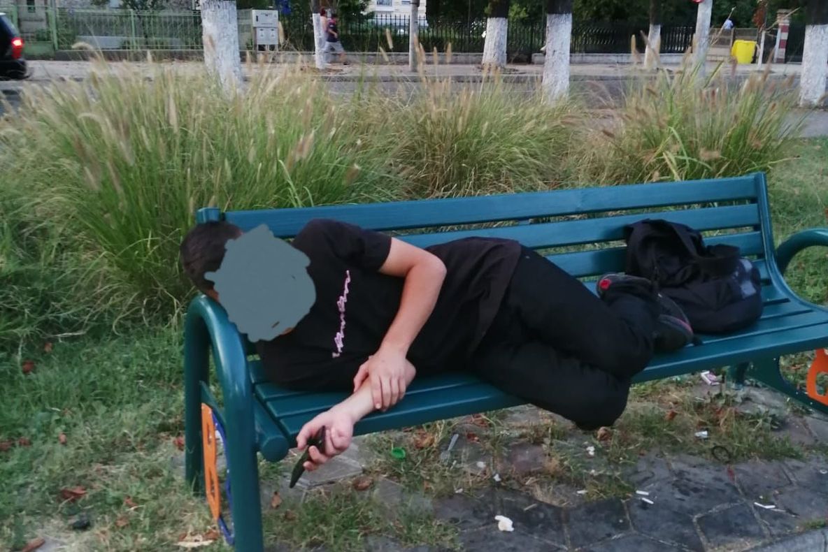 Adolescent în stare gravă după ce a consumat droguri. A fost găsit pe o bancă pe Bălcescu