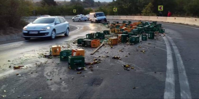 "Prăpăd" în Olt. S-a răsturnat un tir plin cu bere din Buzău