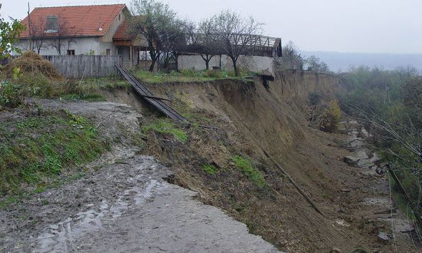 Au început lucrările de consolidare a malului râului Cîlnău la Mărăcineni. Cimitirul era în pericol