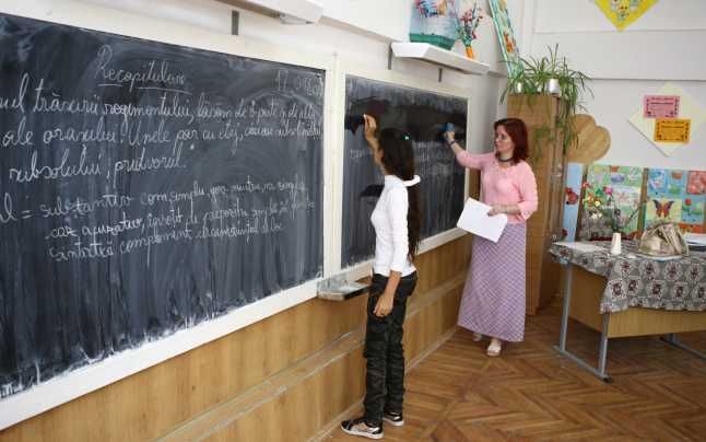 43 de școli din mediul urban și rural nu vor mai avea bani de salarii