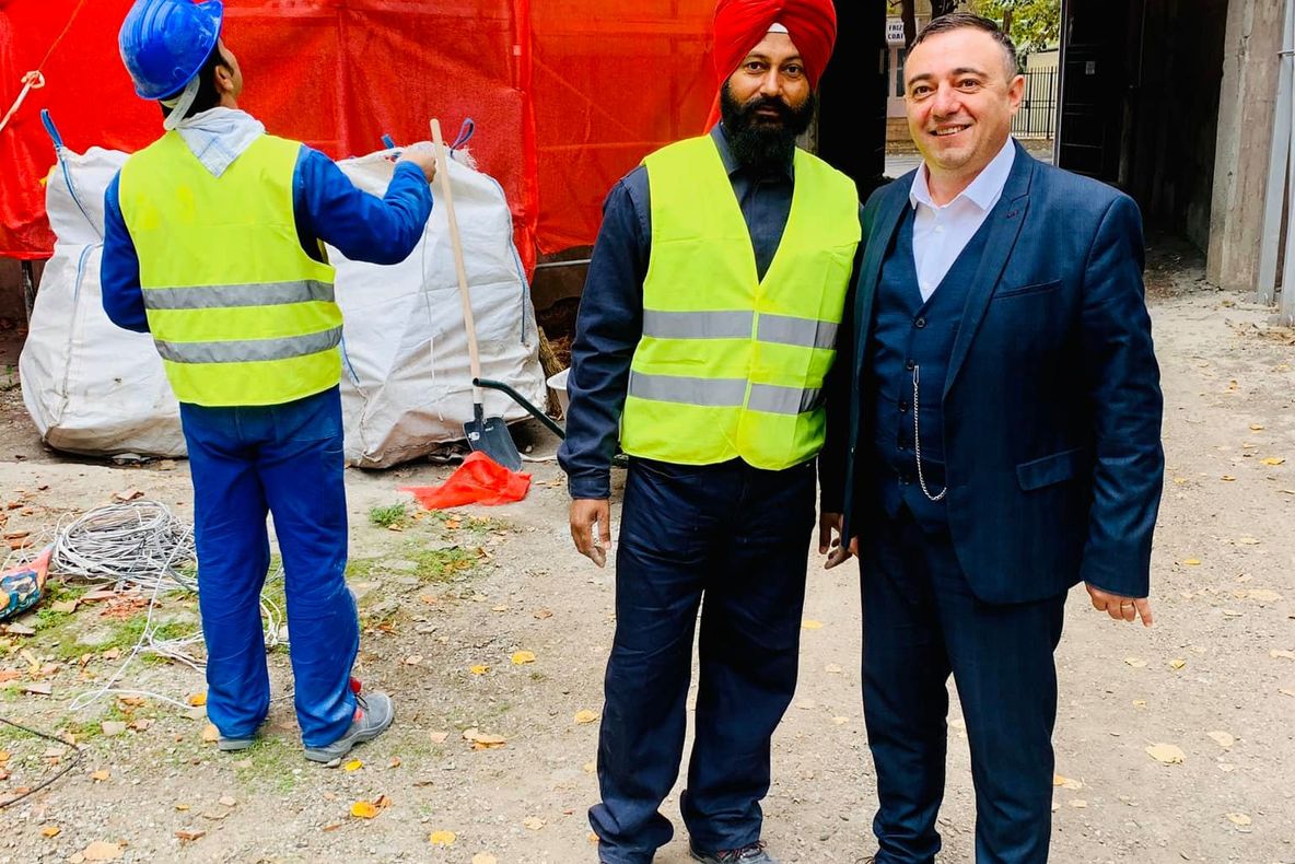 Clădirea unui liceu buzoian, reabilitată de muncitori indieni