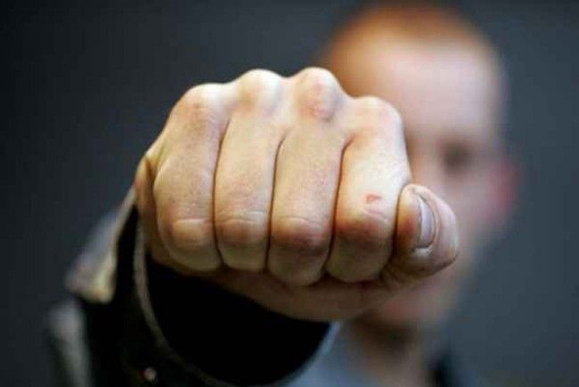 Adolescent de 15 ani și vecinul său, la spital după o bătaie cruntă