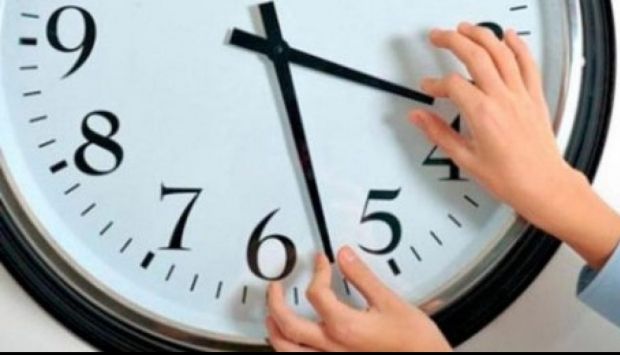 România trece la ora de iarnă în această noapte